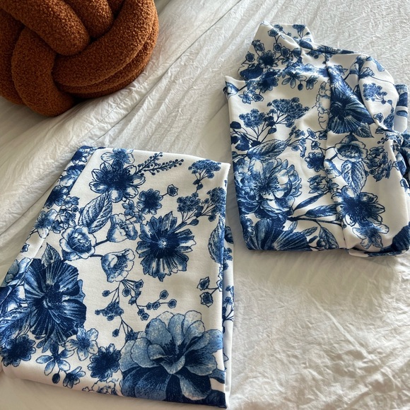 BooHoo Flower Blue & White 2 Piece Suit NWOT - Picture 5 of 8